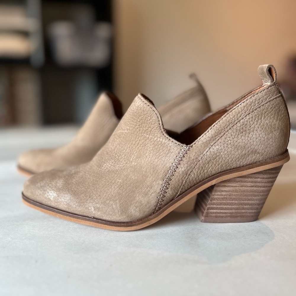 LUCKY BRAND Vennia Taupe Country Western Suede Leather Ankle Boots